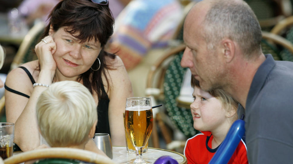  ALKOVANER: Barn tar ikke skade hvis foreldrene bare tar seg et glass, mener rusforsker om ny alkovaneunders�kelse  Illustrasjonsfoto: Heiko Junge / SCANPIX .