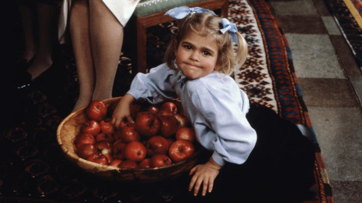 1986: Lille prinsesse Madeleine (4) s�rger for at eplene ser fine ut til julefotograferingen i 1986. Foto: Stella Pictures