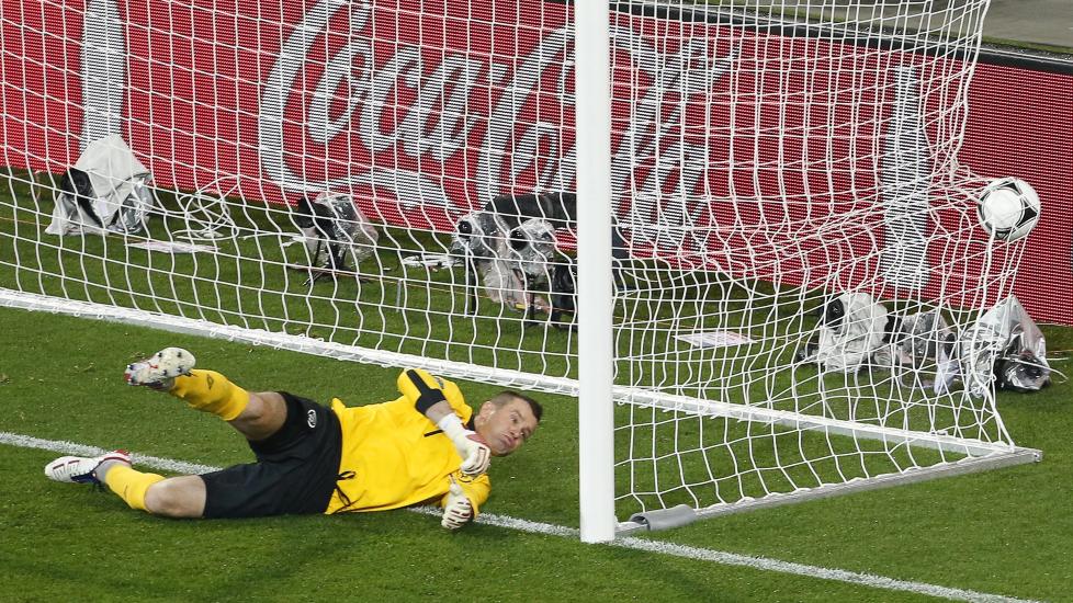 UHELDIG: Shay Given stanget ballen i eget nett etter et skudd fra Mandzukic. Foto: EPA/ARMANDO BABANI UEFA/MTB scanpix