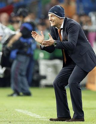 DRESS OG LUE: Kroatia-trener Slaven Bilic stilte like godt opp med lue til dressen. Foto: EPA/ADAM CIERESZKO/NTB scanpix DRESS OG LUE: Kroatia-trener Slaven Bilic stilte like godt opp med lue til dressen. Foto: EPA/ADAM CIERESZKO/NTB scanpix