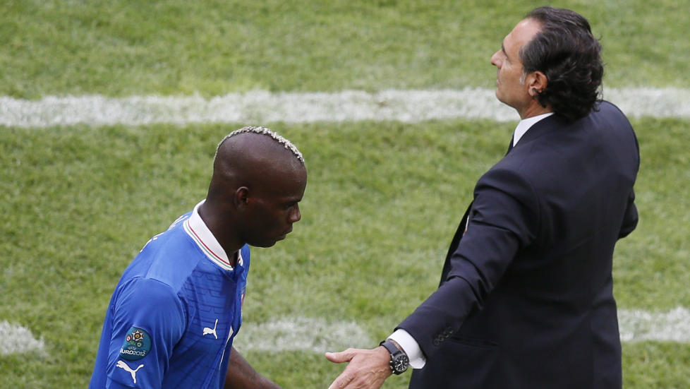 I FOKUS IGJEN: Mario Balotelli ble byttet ut av Cesare Prandelli etter en knapp time, og kort etter scoret Italia. If�lge britiske avviser opplevde Balotelli apelyder fra tribunen underveis i kampen. Foto: SCANPIX/REUTERS/Leonhard Foeger
