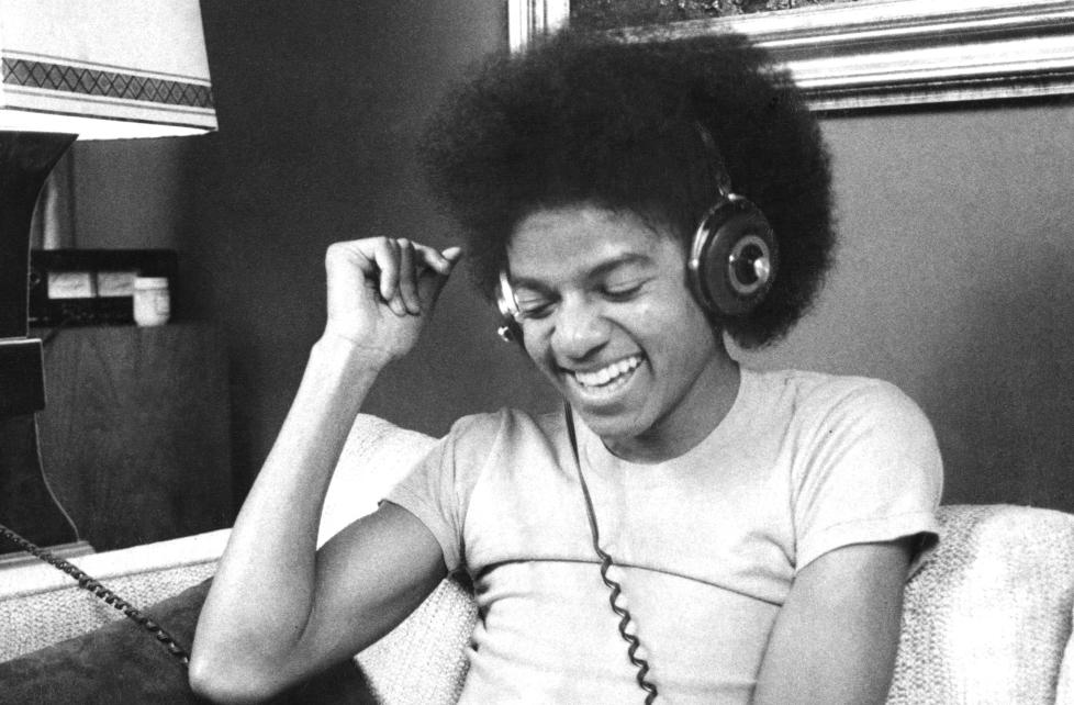 KLOKKELYKKE: Michael Jackson, et par hodetelefoner, og musikken, 1977. Foto: New York Daily News Archive/Getty Images