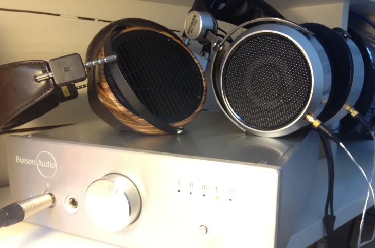 TIGANGEREN: Audez'e LCD3 (til venstre) koster nesten ti ganger så mye som Hifiman HE-300. Heldigvis for oss som ikke har råd til det aller beste, er den ikke ti ganger bedre. Begge spiller meget godt med Burson HA-160D, en kombinert hodetelefonforsterker, digitalomformer og forforsterker. Foto: Jan Omdahl TIGANGEREN: Audez'e LCD3 (til venstre) koster nesten ti ganger så mye som Hifiman HE-300. Heldigvis for oss som ikke har råd til det aller beste, er den ikke ti ganger bedre. Begge spiller meget godt med Burson HA-160D, en kombinert hodetelefonforsterker, digitalomformer og forforsterker. Foto: Jan Omdahl