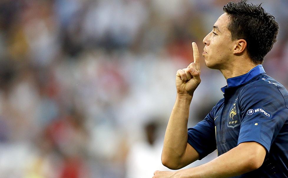 STILLE I FJ�SET: Samir Nasri l�p hysjende i retning av franske journalister etter � banket inn utlikningen for Frankrike etter 39 minutter. Foto:  EPA/YURI KOCHETKOV/NTB scanpix