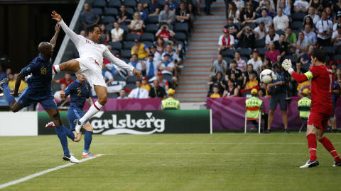 DØDBALLTUNGE: Joleon Lescott stanget England i føringa på en presis dødball fra Steven Gerrard. Foto: REUTERS/Michael Buholzer/NTB scanpix DØDBALLTUNGE: Joleon Lescott stanget England i føringa på en presis dødball fra Steven Gerrard. Foto: REUTERS/Michael Buholzer/NTB scanpix