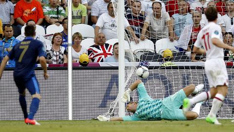 STRAKK SEG FORGJEVES: Joe Hart rakk aldri ned i tide til å avverge skuddforsøket fra lagkamerat i Manchester City, Samir Nasri. Foto: EPA/ROBERT GHEMENT/NTB scanpix STRAKK SEG FORGJEVES: Joe Hart rakk aldri ned i tide til å avverge skuddforsøket fra lagkamerat i Manchester City, Samir Nasri. Foto: EPA/ROBERT GHEMENT/NTB scanpix