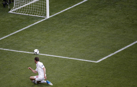 ÅPENT MÅL: James Milner klarte ikke sette ballen mellom stengene da han tok seg forbi Hugo Lloris tidlig i kampen.Foto: AP Photo/Vadim Ghirda/NTB scanpix ÅPENT MÅL: James Milner klarte ikke sette ballen mellom stengene da han tok seg forbi Hugo Lloris tidlig i kampen.Foto: AP Photo/Vadim Ghirda/NTB scanpix