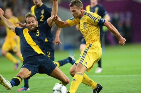 SCORET TO: Andrej Sjevtsjenko scoret to mot Sverige. Her i duell medOlof Mellberg. Foto: EPA/GEORGI LICOVSKI SCORET TO: Andrej Sjevtsjenko scoret to mot Sverige. Her i duell medOlof Mellberg. Foto: EPA/GEORGI LICOVSKI