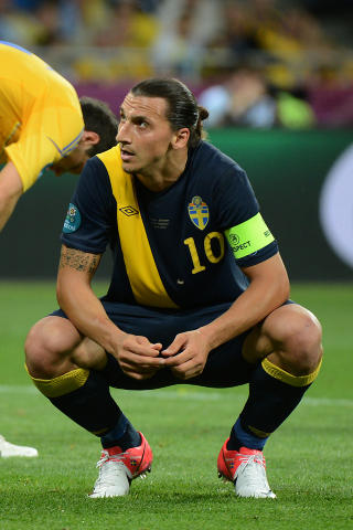 DEPPET: Zlatan Ibrahimovic var god mot Ukraina, men det holdt ikke til poeng. Foto: AFP PHOTO / DAMIEN MEYER DEPPET: Zlatan Ibrahimovic var god mot Ukraina, men det holdt ikke til poeng. Foto: AFP PHOTO / DAMIEN MEYER