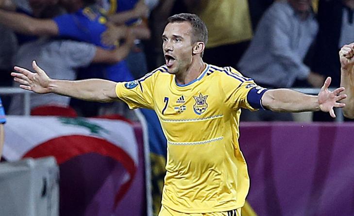 HELTEN: Andrej Sjevtsjenko scoret to mål og sendte Ukraina til himmels på hjemmebane. Foto: EPA/KERIM OKTEN HELTEN: Andrej Sjevtsjenko scoret to mål og sendte Ukraina til himmels på hjemmebane. Foto: EPA/KERIM OKTEN