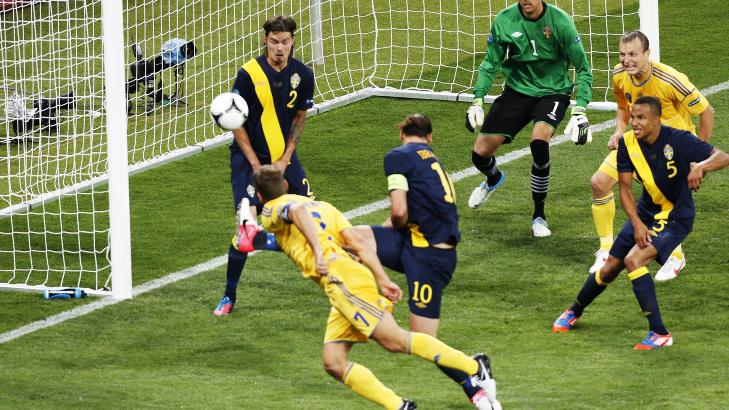 HER AVGJØR UKRAINA: Andrej Sjevtsjenko vinner duellen med Zlatan Ibrahimovic og header inn 2-1-målet. Heller ikke Mikael Lustigs spill på første stolpe er imponerende. Foto: EPA/FEHIM DEMIR HER AVGJØR UKRAINA: Andrej Sjevtsjenko vinner duellen med Zlatan Ibrahimovic og header inn 2-1-målet. Heller ikke Mikael Lustigs spill på første stolpe er imponerende. Foto: EPA/FEHIM DEMIR