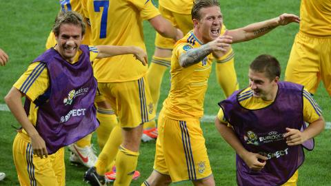 JUBEL: Andriy Voronin og de ukrainske spillerne. Foto: AFP PHOTO / SERGEI SUPINSKY JUBEL: Andriy Voronin og de ukrainske spillerne. Foto: AFP PHOTO / SERGEI SUPINSKY