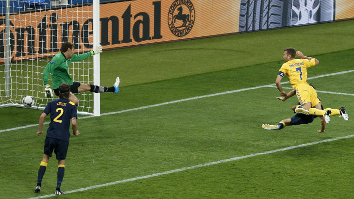 SCORET TO: Andrej Sjevtsjenko scorer i duell med Olof Mellberg. Foto: AP Photo/Darko Vojinovic SCORET TO: Andrej Sjevtsjenko scorer i duell med Olof Mellberg. Foto: AP Photo/Darko Vojinovic