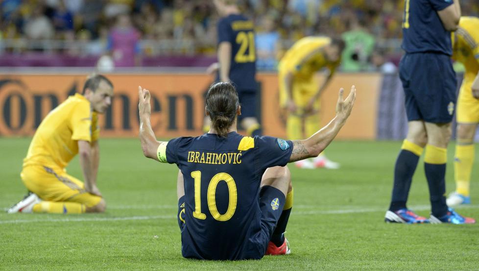 IKKE FORN�YD: Zlatan Ibrahimovic var misforn�yd med spillet, spesielt f�r pause i g�r, og opps�kte Markus Rosenberg for � si hva han mente. Foto: SCANPIX/AFP/JONATHAN NACKSTRAND