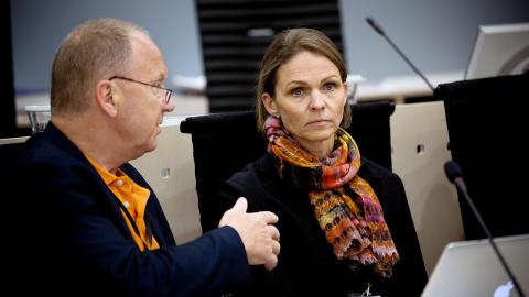 <b>FØLGER NØYE MED:</b> Torgeir Husby og Synne Sørheim, de sakkyndige som finner Breivik utilregnelig, følger nøye med mens representanter fra det psykiatriske helsepersonellet som har hatt kontakt med Breivik i fengselet, forklarer seg.