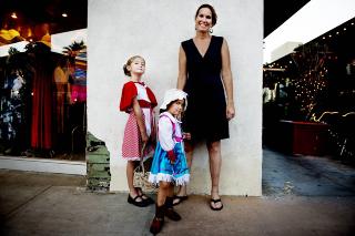 Skepsis: Danielle Faraci innr�mmer at hun er usikker p� om at den h�ye andelen homofile i byen er bare bra. -Samtidig �nsker jeg � l�re d�trene mine � v�re tolerante. Det er en del av min oppgave, sier hun. (Foto: Siv Johanne Seglem)