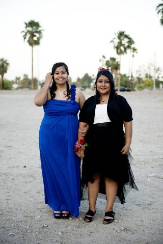 Annerledes skoleball:  High school-elevene Kristina Lopez og Lorena Cabrera er klare for � g� p� skoleball for homser, lesber - og deres venner. (Foto: Siv Johanne Seglem)