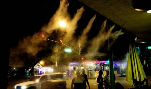 Kj�lende damp: Det stabile, varme klimaet er en viktig grunn til at folk trekker til Palm Springs. Vinter er h�ysesong, om sommeren kan temperaturen lett g� over f�rti grader. Derfor har mange av utestedene montert dyser som fylle lufta med bitte sm�, kj�lende vanndr�per. (Foto: Siv Johanne Seglem)