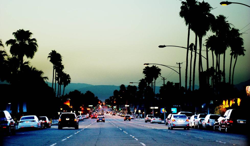 Hett, t�rt og tolerant: Palm Springs i California, er en by utenom det vanlige. -Noen sier femti prosent av befolkningen, andre sier f�rti. Jeg er faktisk ikke helt sikker, sier borgermester Steve Pougnet. - Men en ting er sikkert: Det finnes neppe noe annet sted i verden med h�yere konsentrasjon av homofile. (Foto: Siv Johanne Seglem)