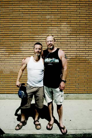 Helgegjester:Hver helg nesten tredobles folketallet i Palm Springs, og turistn�ringen er byens viktigste inntektskilde. Arlen Lasater og Todd Porter kunne godt tenke seg � flytte permanent til byen. (Foto: Siv Johanne Seglem)