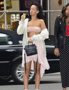 Rihanna på byen i gjennomsiktig BH