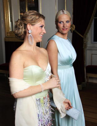 Mette-Marit imponerer - Märtha Louise sjokkerer