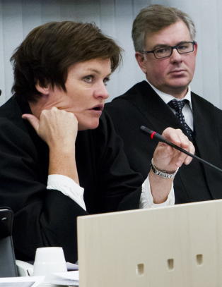 Bistandsadvokat Mette Yvonne Larsen presset de sakkyndige hardt i retten.