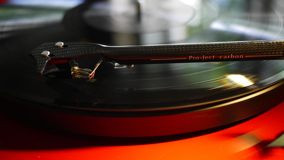 KARBON: Platespilleren Pro-Ject Debut Carbon leverer mye musikkglede for pengene. Armen er i karbonfiber. Foto: Jan Omdahl