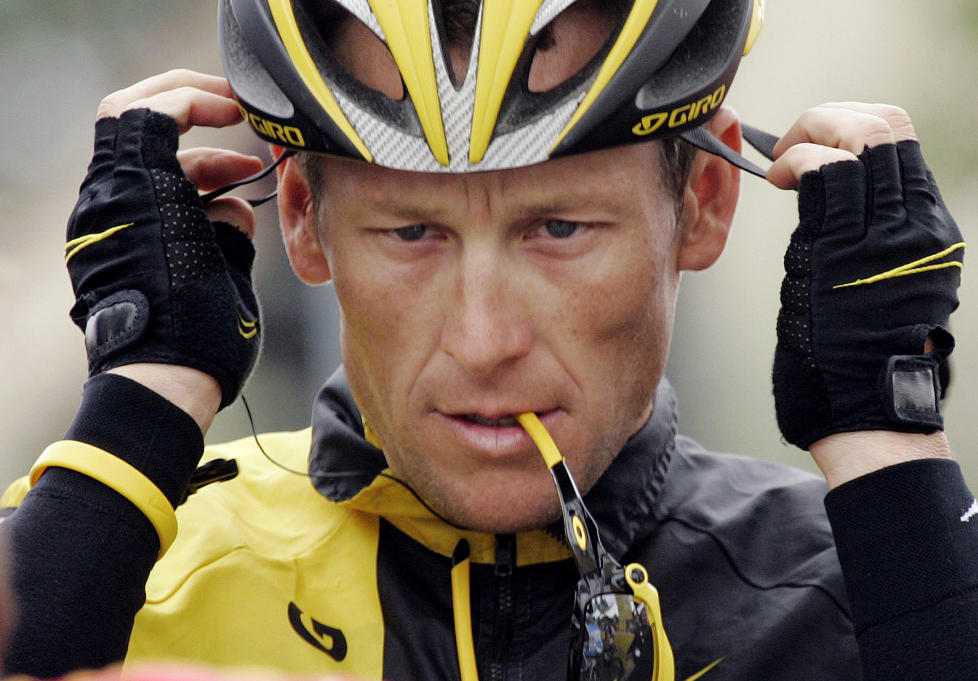 ANMELDT AV ANTIDOPINGBYR�: Lance Armstrong f�r ikke konkurrere i triathlon etter at han er anmeldt av det amerikanske antidopingbyr�et. Foto: AP Photo/Marcio Jose Sanchez