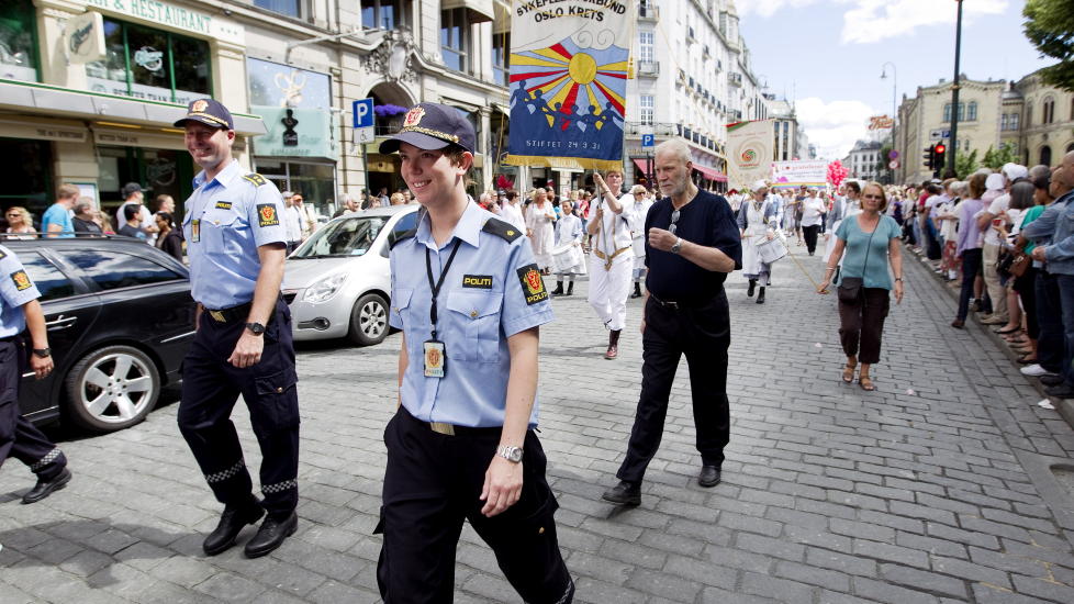 Det er �ttende �ret p� rad at politiet har tillatelse til � b�re uniform under Skeive dagers homoparade, men det er f�rste gang Politidirektoratet har sendt ut et slikt skriv
Foto: Gorm Kallestad / Scanpix .