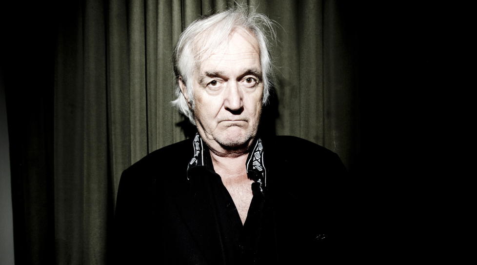 STOLT SVENSKE: Henning Mankell med sin nyervervede, forgylte Smith & Wesson-seksl�per. Han velger � ikke holde den p� noen m�te som kunne indikere at han hadde tenkt � bruke den. Den er for �vrig plombert, i likhet med alle de andre gylne revolverne som er delt ut siden Riverton-klubben ble startet for 40 �r siden. Foto: Thomas Rasmus Skaug