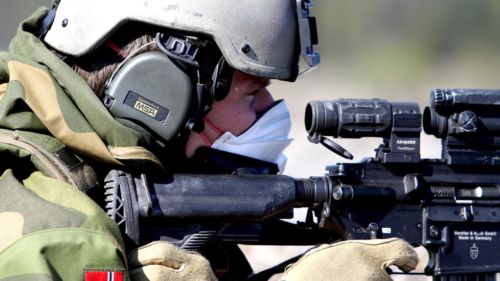 NORSK KVALITET: Telemark Bataljon �velsesskyter med den nye milj�vennlige testammunisjonen fra den norske ammunisjonsprodusenten Nammo p� Raufoss. Foto: Kristoffer Egeberg / DAGBLADET.