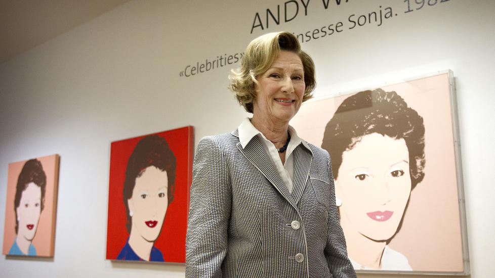 STILLER UT: Dronning Sonja viser fram 84 av sine privateide bilder for det norske folk i en utstilling p� Henie Onstad Kunstsenter. Foto: Erling H�geland / Dagbladet