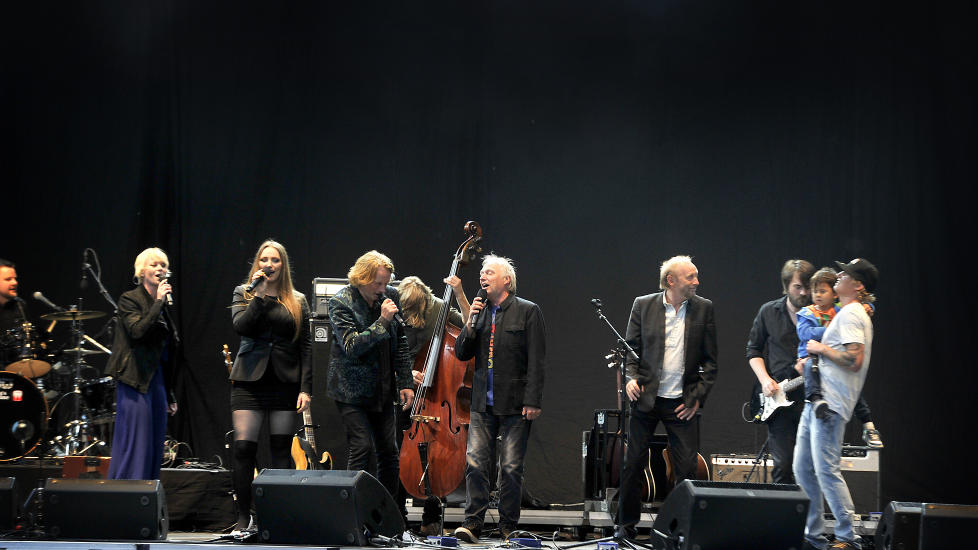 HITPARADE: Til tross for mange flotte hits som �Sommerfugge� i vinterland, �Dum og deilig� og �Fryd�. Halvdan Sivertsen, Bertine Zetlitz, Jan Eggum, �yvind �Vinni�  Sauvik og Elvira Nikolaisen er fine folk p� tv, men ikke sammen p� cd og scene. Foto: Hans Arne Vedlog