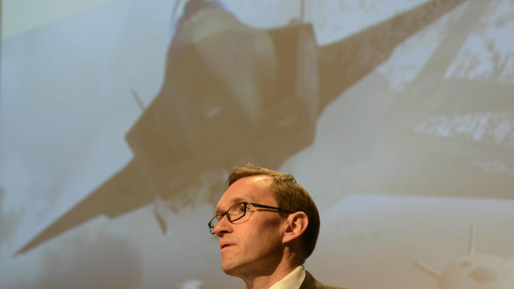 HISTORISK: - Jeg har besluttet å iverksette den største offentlige anskaffelsen i Norges historie: Innkjøp av F-35 som vårt nye kampfly, sa forsvarsministeren, Espen Barth Eide, da han møtte pressen i dag.
Foto: FREDRIK VARFJELL/SCANPIX HISTORISK: - Jeg har besluttet å iverksette den største offentlige anskaffelsen i Norges historie: Innkjøp av F-35 som vårt nye kampfly, sa forsvarsministeren, Espen Barth Eide, da han møtte pressen i dag.
Foto: FREDRIK VARFJELL/SCANPIX