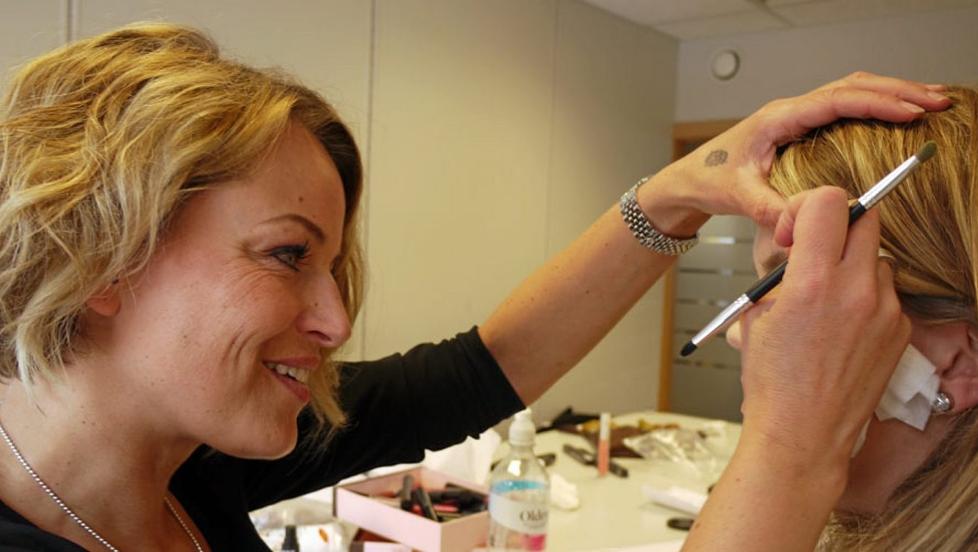 EKSPERIMENTERER: Makeupartist ved bareMinerals, Hilde Lise Berglund, sminker Kvinneguidens redakt�r. Foto: LINN M. ROGN�.