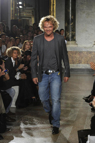  FAVORITT:  Den norske designeren Peter Dundas designer for det italienske motehuset Pucci. Foto: Stella Pictures