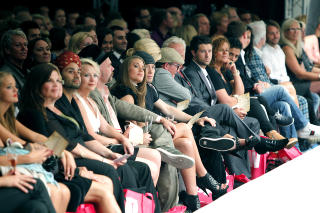  MANGE VENNER:  Tone og Aksel har mange venner - b�de kjendiser og �vanlige d�delige�. Her er de to p� f�rste rad under �pningen av Oslo Fashion Week i Oslo  med blant andre Noman Mubashir, Hedda Kise, Jono el Grande, Per Sundnes, Didrik Solli Tangen, Signy Fardal, Omer Bhatti og Jan Fredrik Karlsen. Om noen av disse f�r invitasjon i posten vites forel�pig ikke.
Foto: Erlend Aas / Scanpix