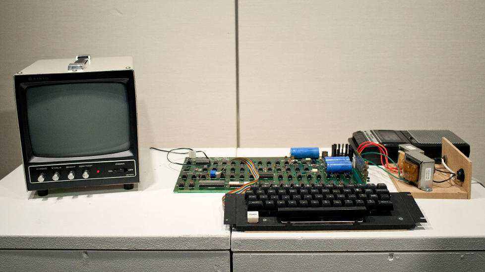 APPLE 1: Datamaskinen Apple 1, gikk under hammeren p� auksjonshuset Sotheby's, og sluttbudet l� p� 374 000 dollar (2,2 millioner kroner). Den har ikke skjerm, men ble solgt med original kassettspiller og bruksanvisninger. Maskinen er ett av bare seks kjente eksemplarer av maskinen som fortsatt virker, if�lge Sotheby's. Foto: Andrew Burton / Getty Images / AFP / Ntb Scanpix