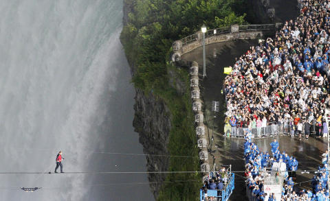 Tightrope walker Nik Wallenda walks the high wire from the U.S. side to the Canadian side over the Horseshoe Falls in Niagara Falls, Ontario, June 15, 2012. REUTERS/Mark Blinch (CANADA - Tags: SOCIETY) Tightrope walker Nik Wallenda walks the high wire from the U.S. side to the Canadian side over the Horseshoe Falls in Niagara Falls, Ontario, June 15, 2012. REUTERS/Mark Blinch (CANADA - Tags: SOCIETY)