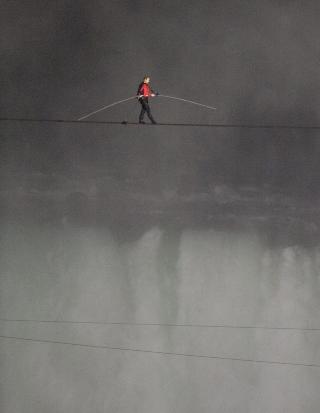 VINDKAST: Før vandringen sa Wallenda at han mest av alt fryktet brå vindkast som kunne presse ham ut av likevekt. Foto: WARREN TODA / EPA / NTB SCANPIX VINDKAST: Før vandringen sa Wallenda at han mest av alt fryktet brå vindkast som kunne presse ham ut av likevekt. Foto: WARREN TODA / EPA / NTB SCANPIX