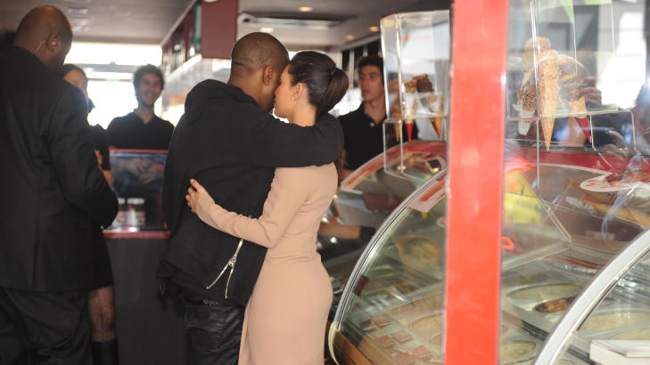 HOT:  Kim og Kanye m�tte innom en iskrembutikk for � avkj�le seg, da de to var i Cannes i mai. Foto: Stella Pictures
