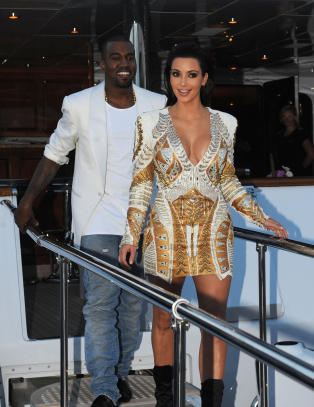 Kim Kardashian føler seg smartere med en eldre mann