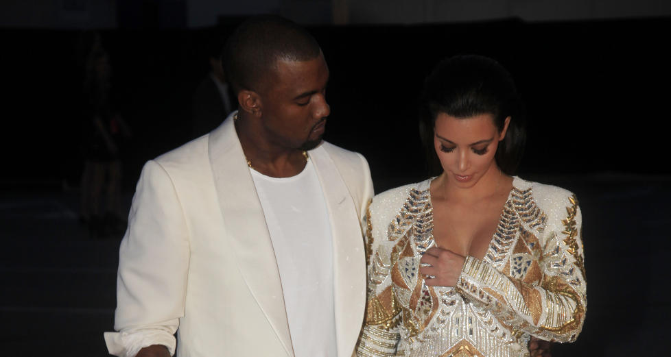  LANGE BLIKK:  Kanye West og Kim Kardashian viste sin kj�rlighet for verden da de to tidligere i �r var til stede ved filmfestivalen i Cannes i Frankrike. Her gj�r de seg klare til fotoshoot med pressen. Foto: Stella Pictures