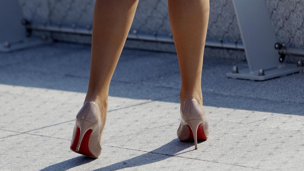  SEXY STILETT:  Kronprinsesse Mette-Marit gikk for noen hudfargede Louboutins, med den karakteristiske r�de s�len, under et representasjonsoppdrag i Molde i slutten av mai. Foto: Stian Lysberg Solum / Scanpix