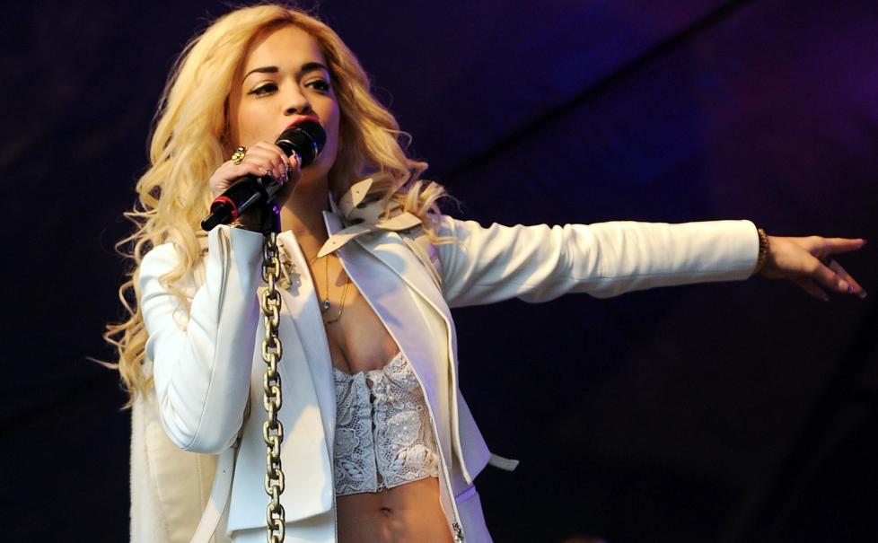  GLIPP:  Da den britiske popstjernen Rita Ora sto p� scenen i London i helgen var det litt av et sceneshow hun ga fansen. Foto: Stella Pictures