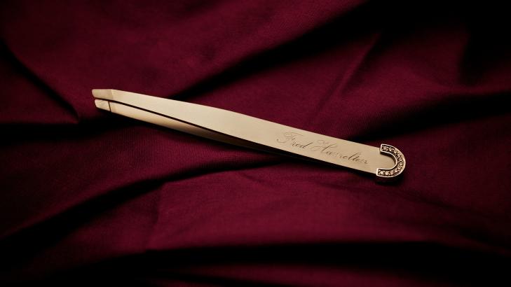 GULLGAVE: I tillegg til navnet sitt, vil Fred Hamelten ogs� inngravere �Rihanna� og �rstallet 2012. Pinsetten vant for�vrig prisen for �rets design under Cosmopolitan Awards. Foto: Privat