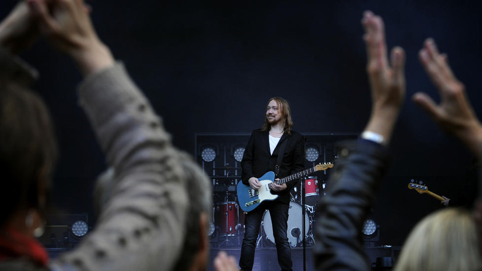 SVENSKE GJESTEARBEIDERE: Laleh l�rdag og Lars Winnerb�ck s�ndag. Svenskene markerte seg under �rets Norwegian Wood, som ble avsluttet s�ndag. Tirsdag st�r Bergen for tur for Winnerb�ck. Foto Hans A Vedlog / Dagbladet