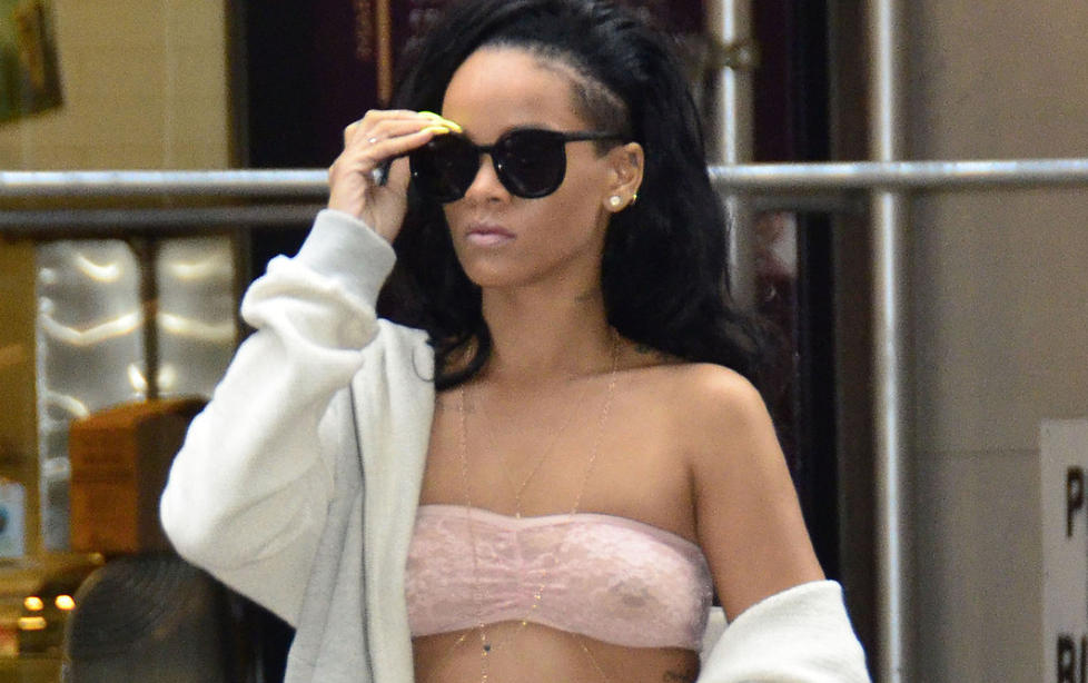 TIL NORGE: Rihanna spiller p� Holmenkollen sommerfestival i Oslo den 29. juni. Om hun bruker Tina Steffenakk Hermansens kaninskinnjakke p� scenen, gjenst�r � se.
 Foto: Stella Pictures