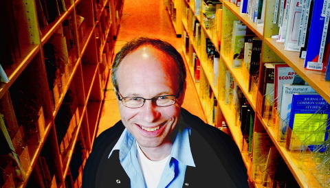 IMPONERENDE: Per Thomas Andersens litteraturhistorie er et imponerende enmannsarbeid, skriver anmelderen.